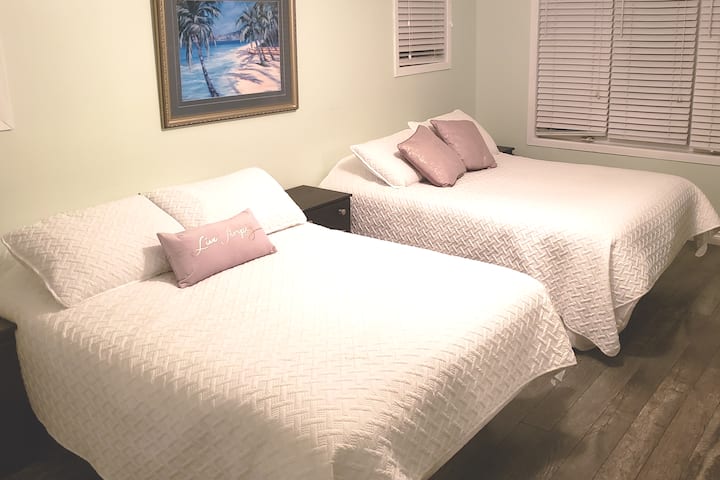 غرفة نوم 3 في الطابق العلوي مع إطلالات على البحيرة وغرفة نوم في الزاوية.