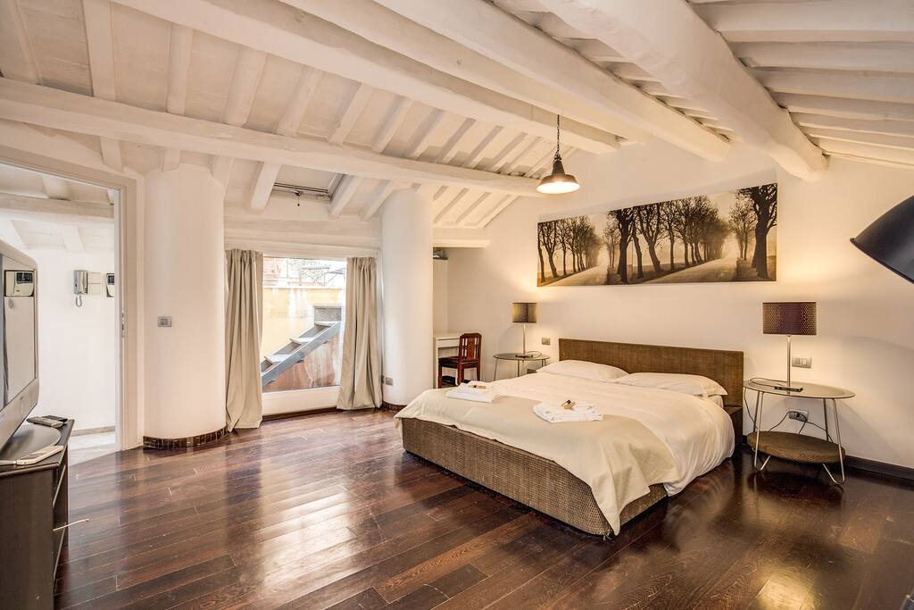 prima stanza da letto matrimoniale con bagno en suite, accesso alle terrazze