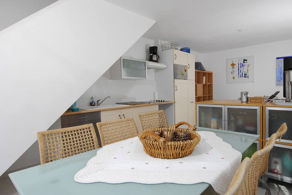 Salon, cuisine équipée