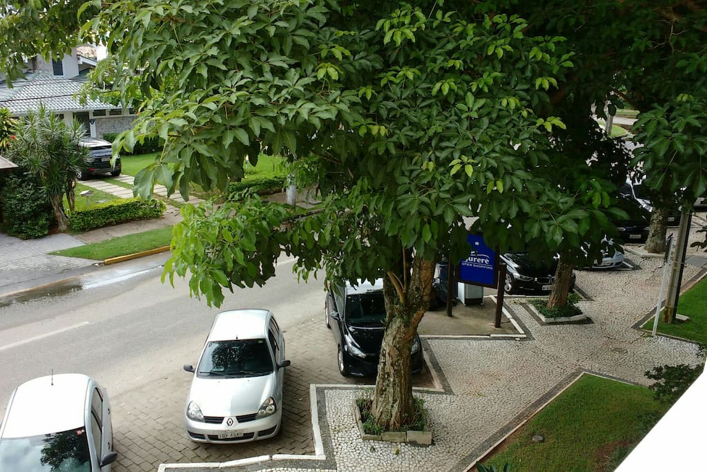 Vista da sacada. Estacionamento público gratuito na frente do edifício.
