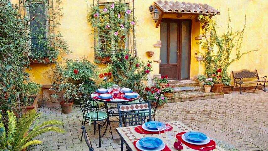 2 houses up to 9 In St. Peter area, courtyard.