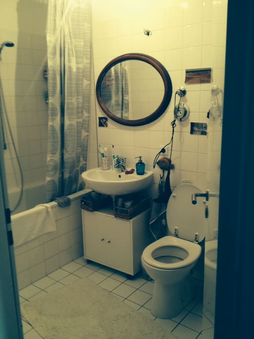 Das Bad is relativ neu renoviert, verfügt über eine Badewanne und eine Waschmaschine