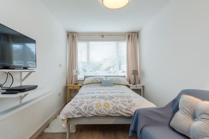 Cosy double bed & ensuite with private entrance