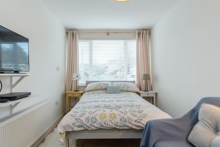 Cosy double bed & ensuite with private entrance