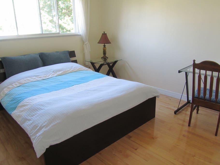 1st bedroom with queen bed coud accomodate 1 couple or 1 couple & child