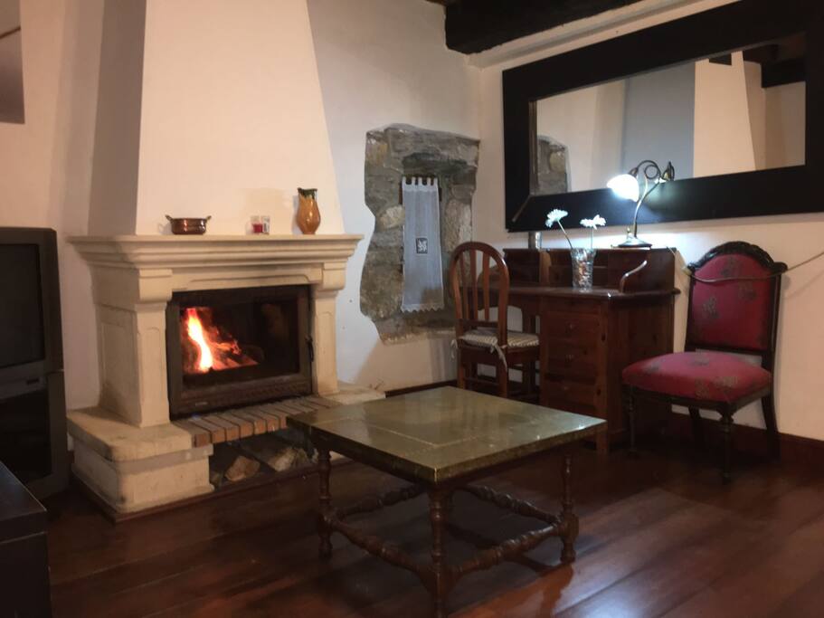 Acojedor salon con chimenea