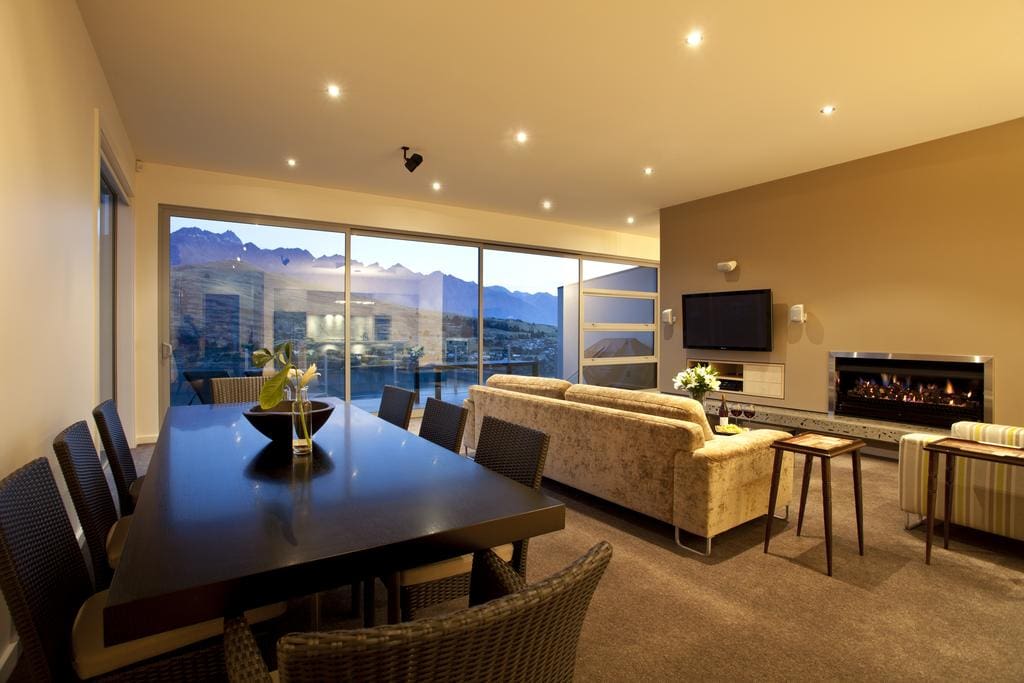 Lounge/Dining