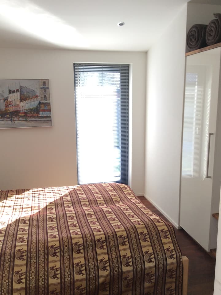 ห้องนอนพร้อมทางเข้าสวน