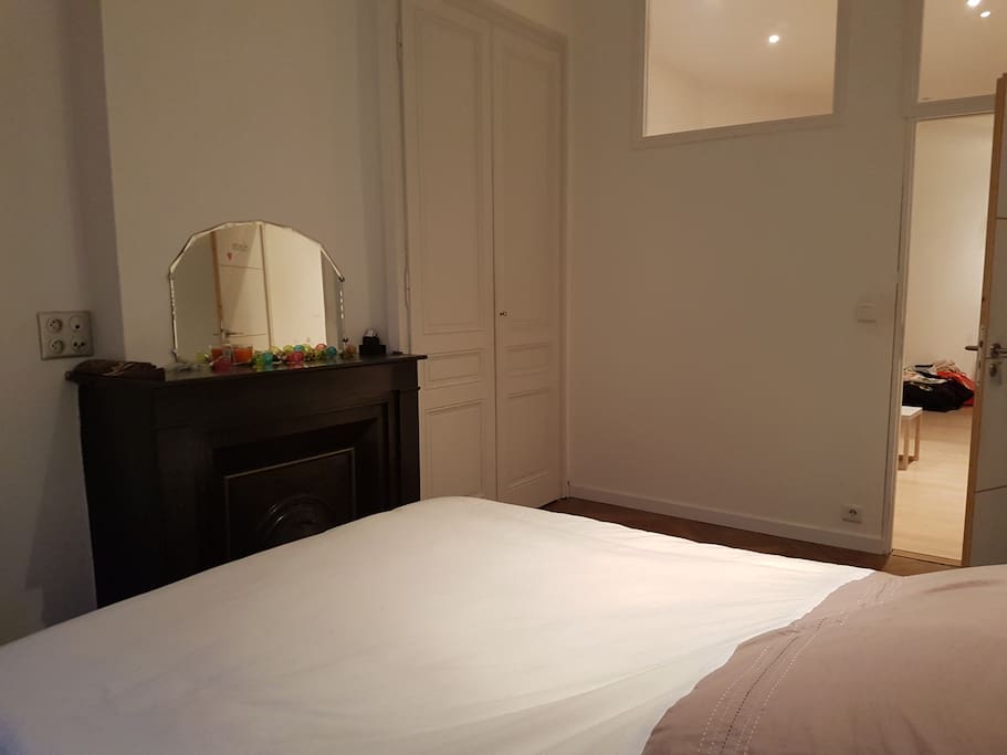 Chambre spacieuse avec une cheminée décorative, volets télécommandés
