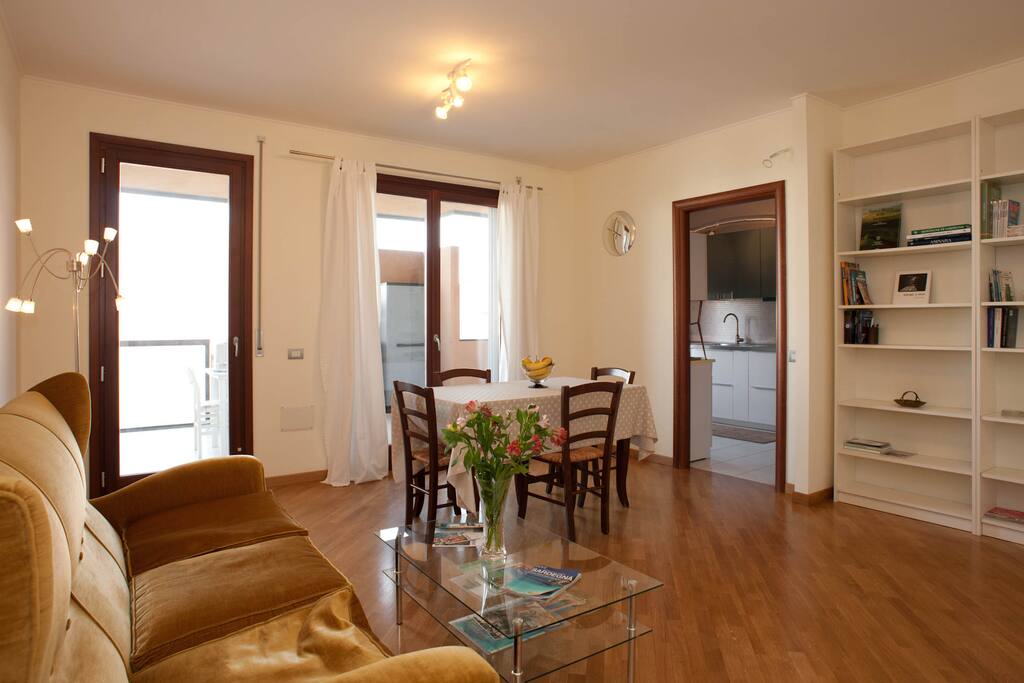 Salotto con veduta ingresso cucina
