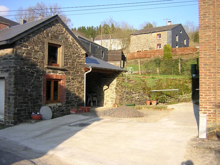 La cour entre la maison et le fournil et le jardin en arrière plan.