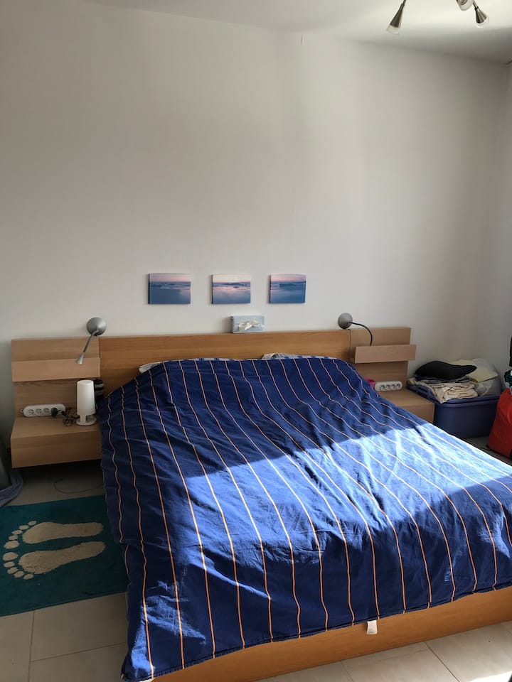 Chumba cha kulala chenye nafasi kubwa na kitanda cha watu wawili 