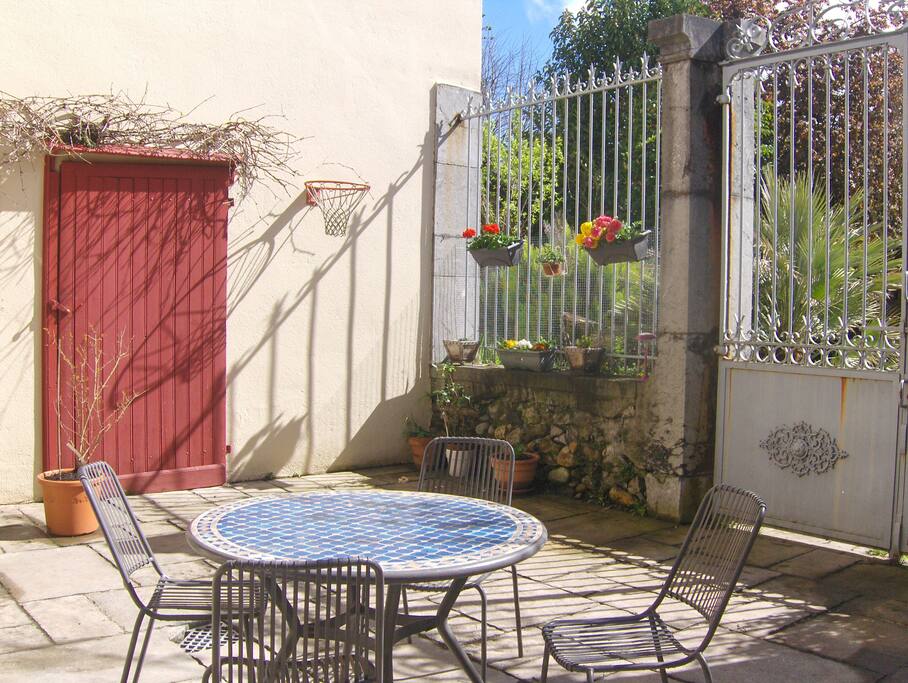 A la belle saison, un petit recoin couvert dans le patio vous permettra de vous détendre à l’ombre.
