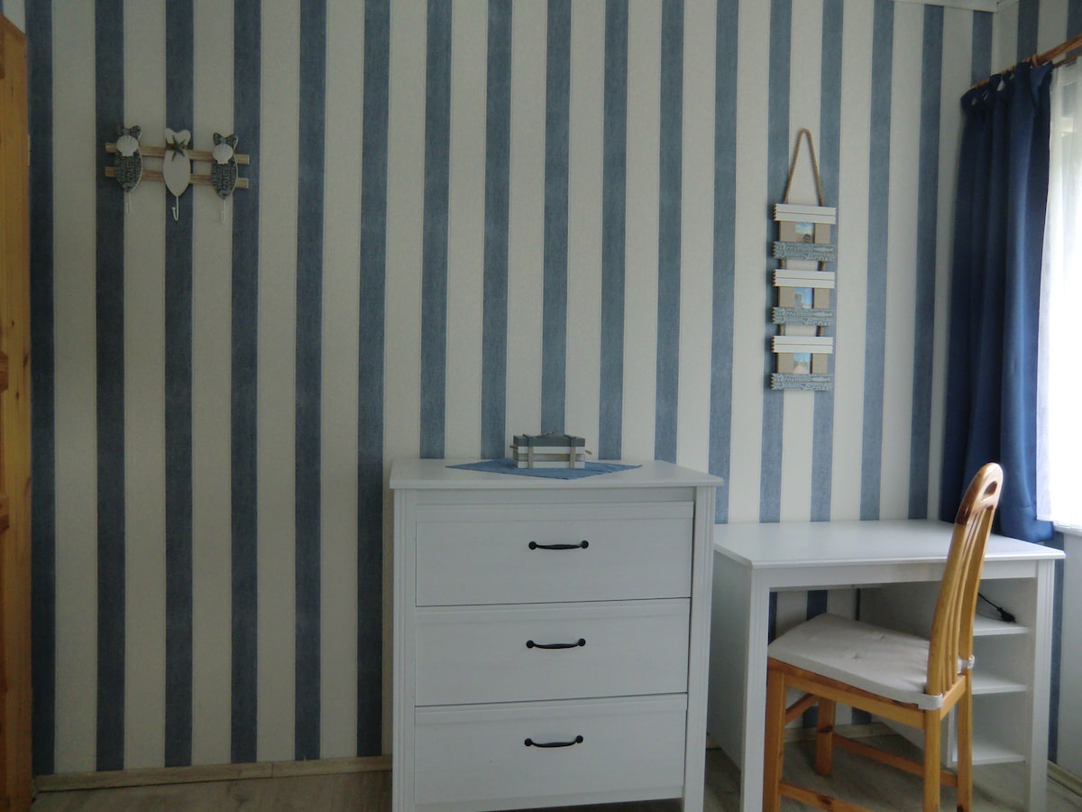 daarnaast een bureau in de kleine slaapkamer