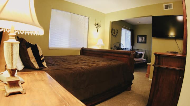 主卧加大双人床（与双人床共用） -主楼层