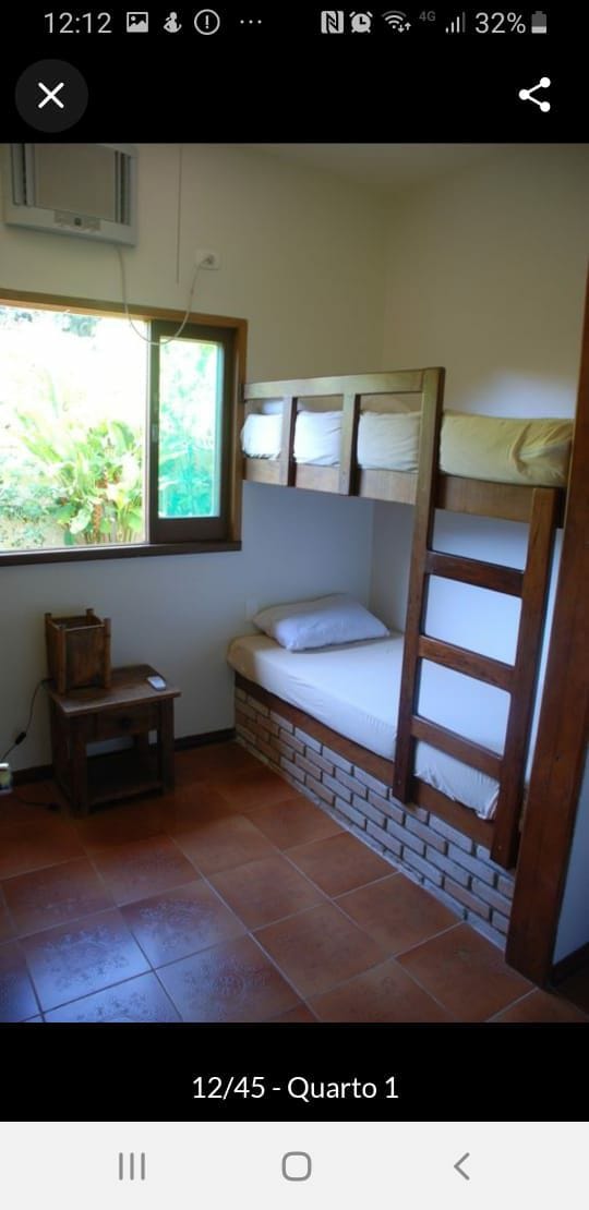 Spavaća soba 3 s dva kreveta na kat, ormarom, stropnim ventilatorom i klima-uređajem. 