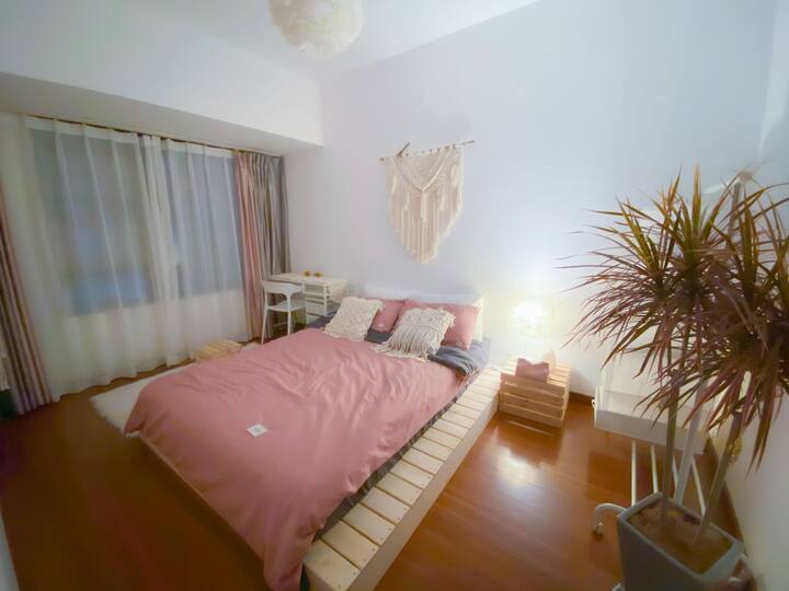 卧室B 粉色主题榻榻米房间，床尺寸1.5*2米，羽毛灯饰+波西米亚编织装饰，非常的温馨浪漫