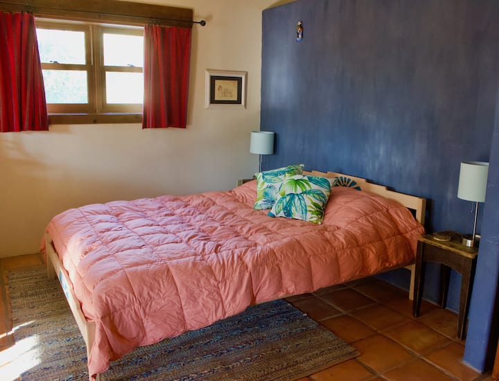 标准双人床、有机床垫、床单和枕头。