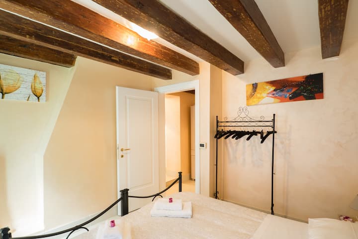 Спалня с два прозореца, изглед към канала.
Полезна закачалка за дрехи.