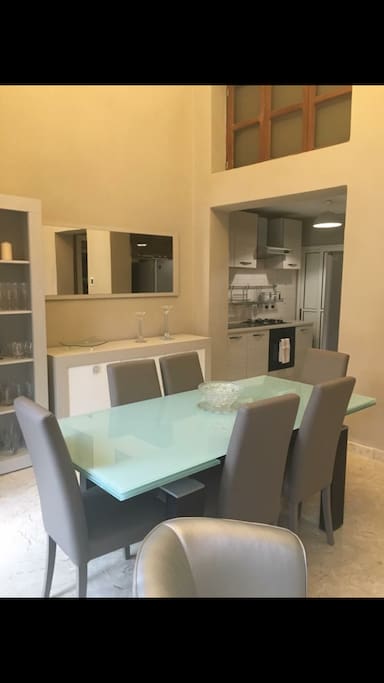 Soggiorno con tavolo da pranzo con cucina a vista