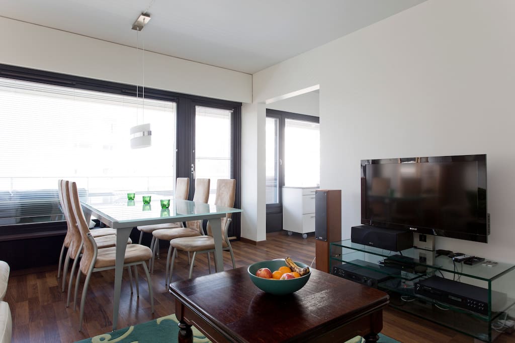 Large windows to west makes the apartment light