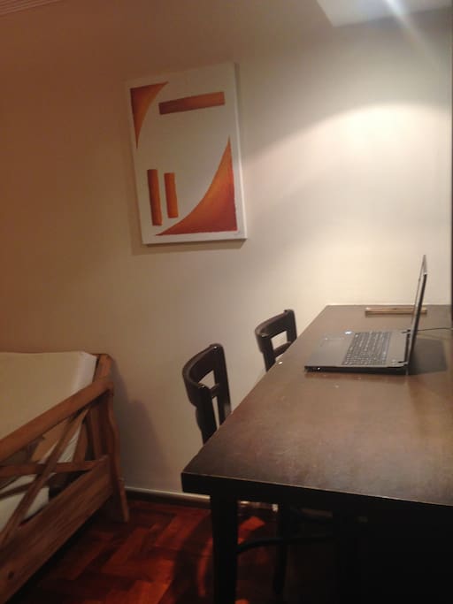 Barra desayunadora con un ordenador disponible para uso de internet y redes sociales