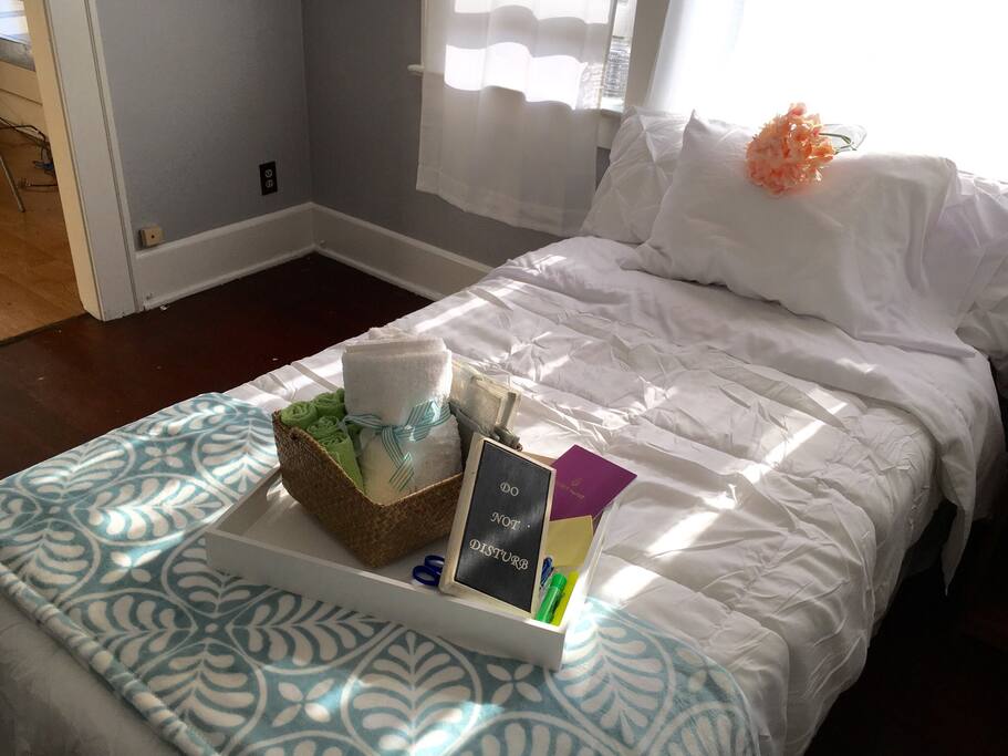Breezy, charming 2 bed room. Adjacent to study room area with large desk space. Great city views