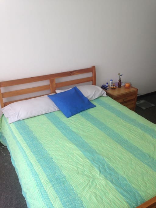 Cama doble, habitación con baño privado.