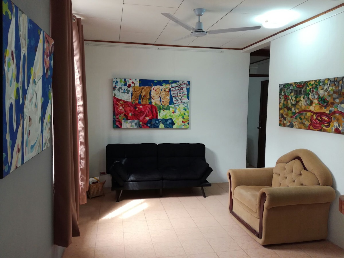 Მთავარი მისაღები ოთახი ერთმანეთთან აკავშირებს ოთახისა და სააბაზანოს სივრცესა და სამზარეულოს სივრცეს.
Მის კედლებზე გამოსახულია ხელოვნება, რაც ბინას ორიგინალურ და სტუმართმოყვარე სივრცედ აქცევს.