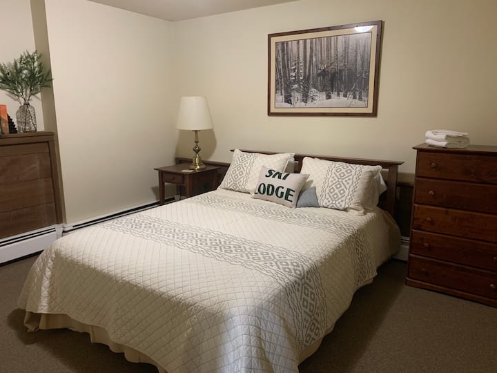 ห้องนอนชั้นล่าง - เตียงควีนไซส์