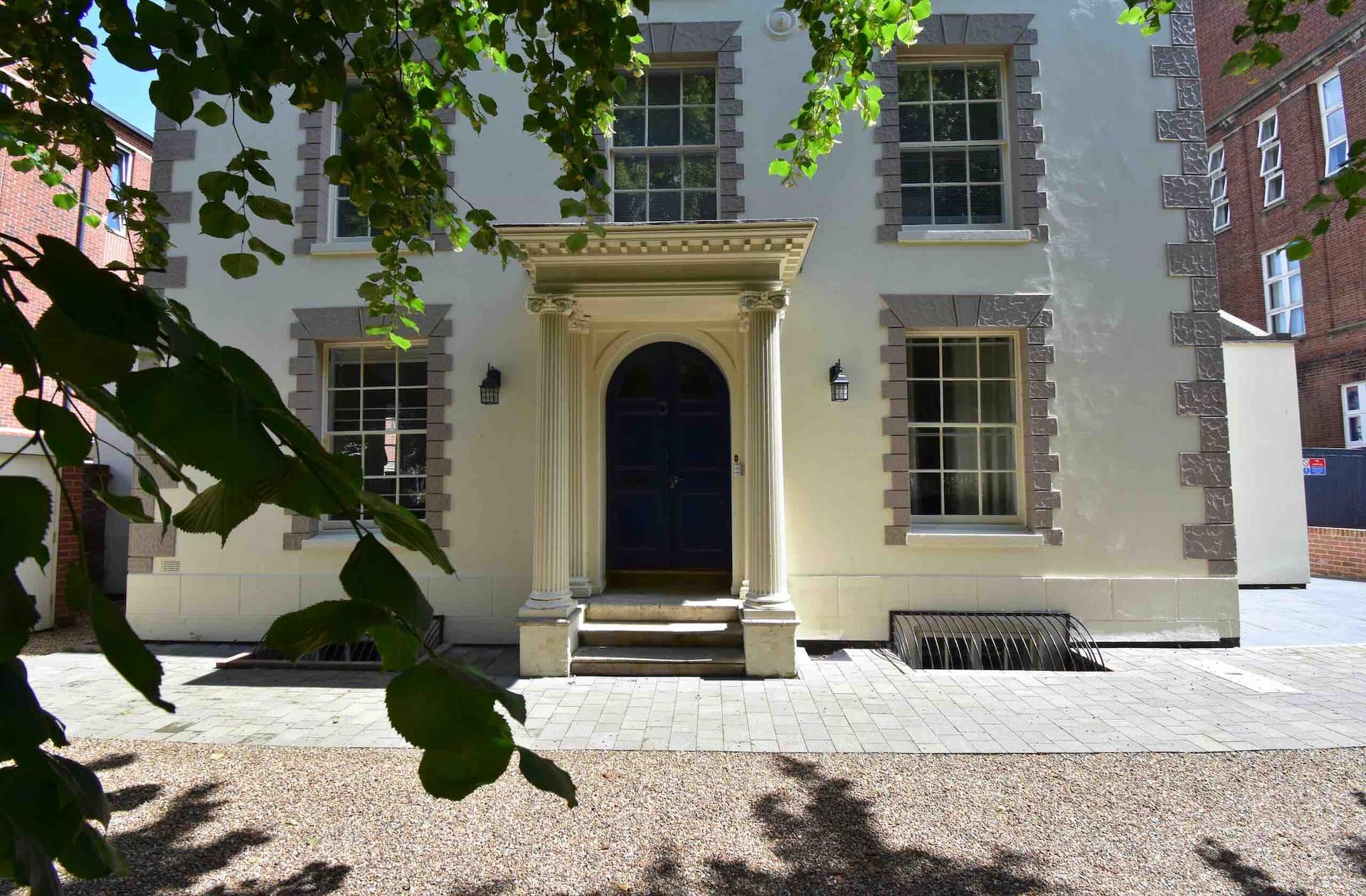 Lovely 2 bedroom apartment with parking onsite