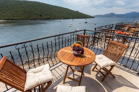 Waterfront 1BR Apart. w Terrace & Fantastic View