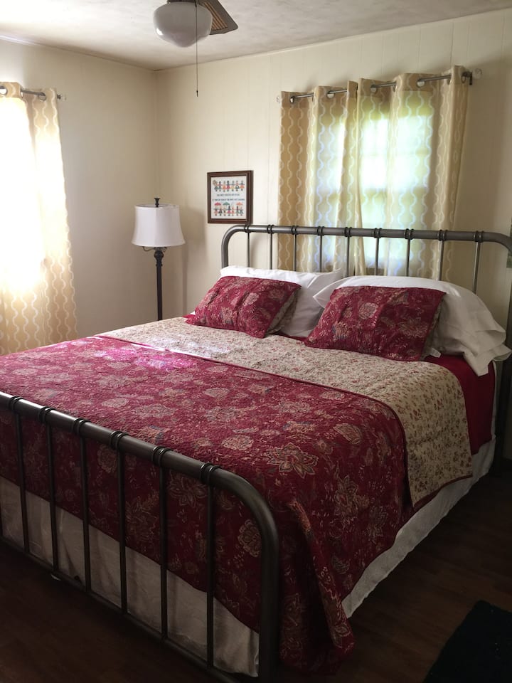 Cama King en el amo.  Baño al otro lado del pasillo. 