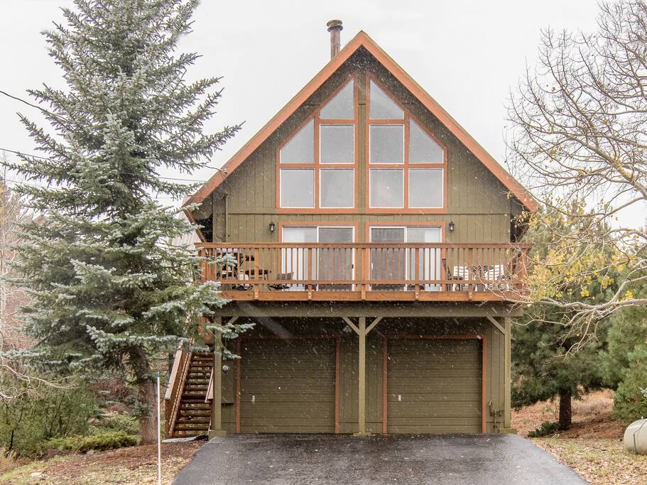 Enjoy 5-star amenities, including the Trout Creek Recreational Center, The Donner Lake Beach Club Marina, and miles of hiking and biking trails.