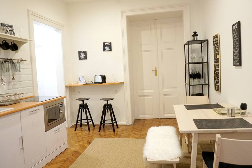 Entrance, Kitchen & Living area, view to a closed bedroom