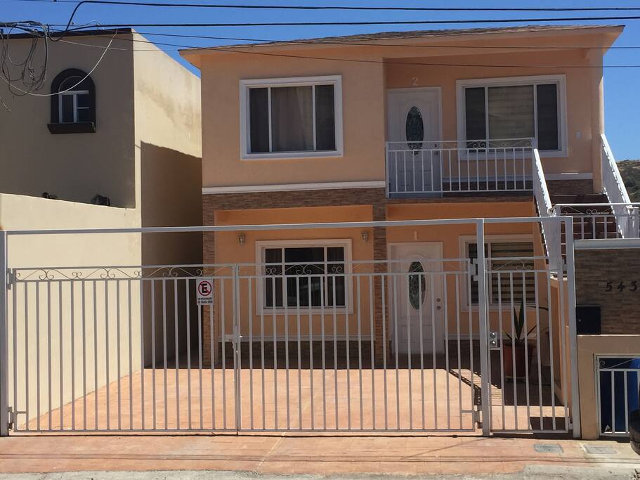 Apartamento independiente en planta baja con estacionamiento enrejado.