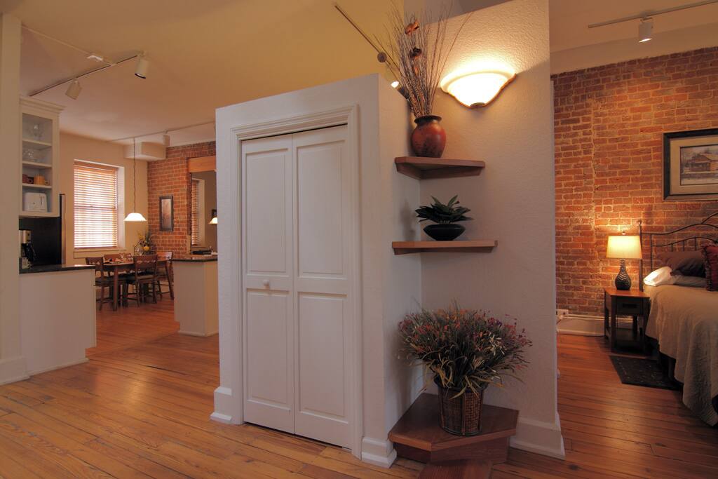 looking toward kitchen & BR...