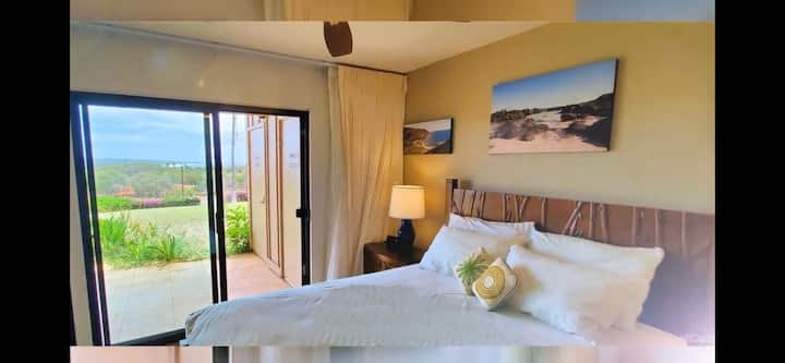 Chumba cha kulala cha kiwango cha juu kilicho na milango ya lanai na mwonekano wa bahari.