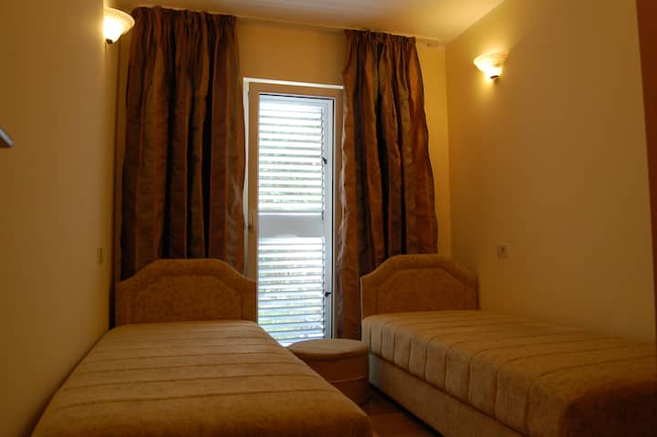 Dormitorio con dos camas individuales.