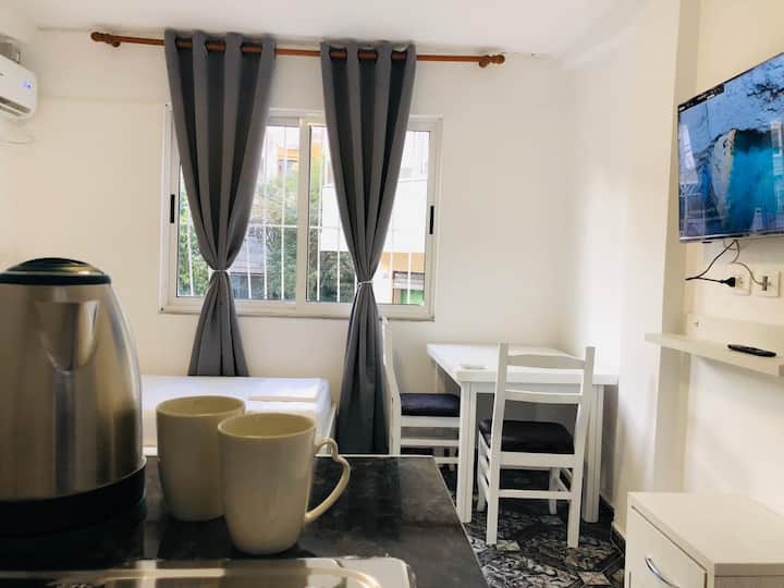 Foto della stanza del buco, comodo letto matrimoniale grande e letti singoli. Condizionatore, smart tv con Netflix, frigorifero e tende oscuranti 