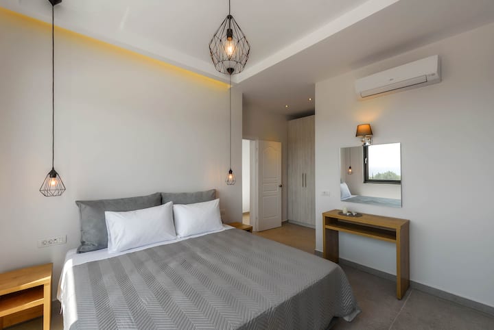 ห้องนอนพร้อมเตียงคู่