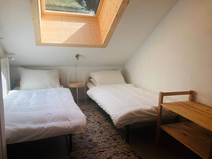 Спална соба 3: „Детската соба“ - еве два единечни кревета од 90 см. Бонус: има дополнителен телевизор со Nintendo 64.