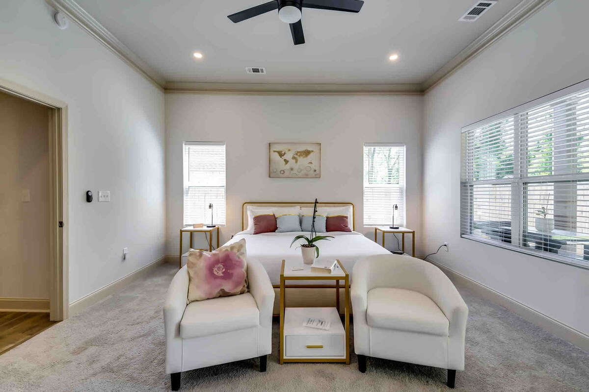 Основна спалня, готова за добра почивка между забавните ви дейности! Изпратете запитване днес за резервация 