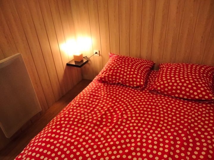 Chumba cha kulala cha watu wawili cha 9 m2.

Ukubwa wa kitanda 140x190