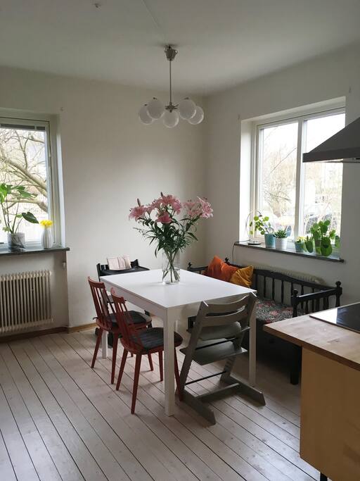 Kitchen with room for ten people if you extend the table.