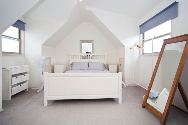 Double Bedroom/Bthrm in Queens Pk