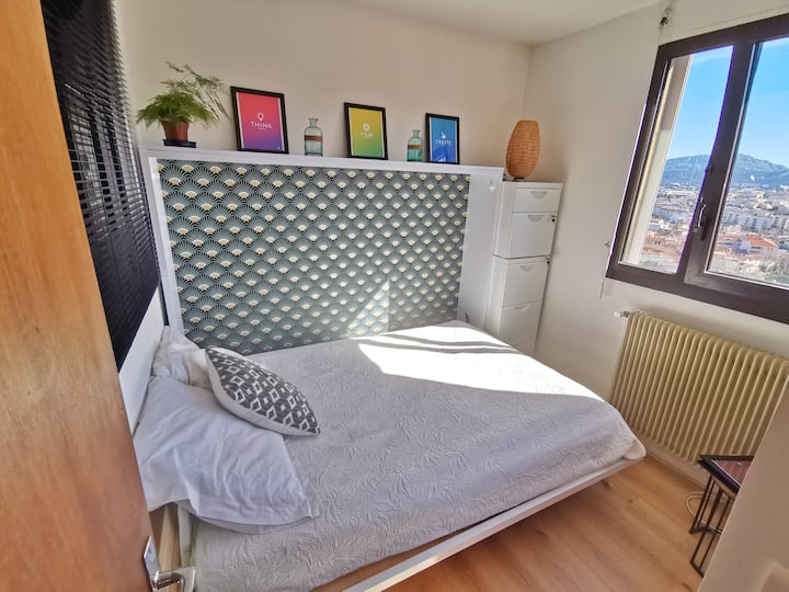 Táto posteľ sa zatvára, aby sa z nej stal písací stôl