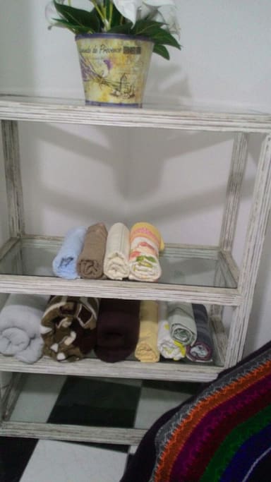 Toalhas e roupa de cama extra disponíveis no quarto.