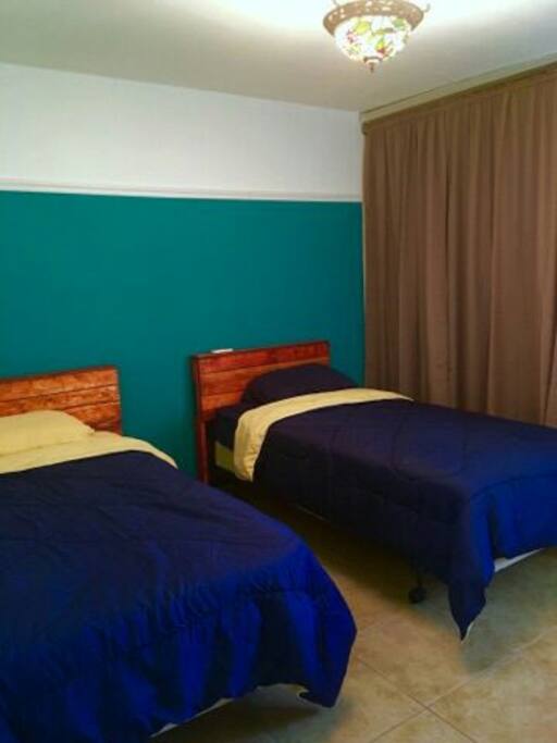 Dos camas twin. Two single beds.