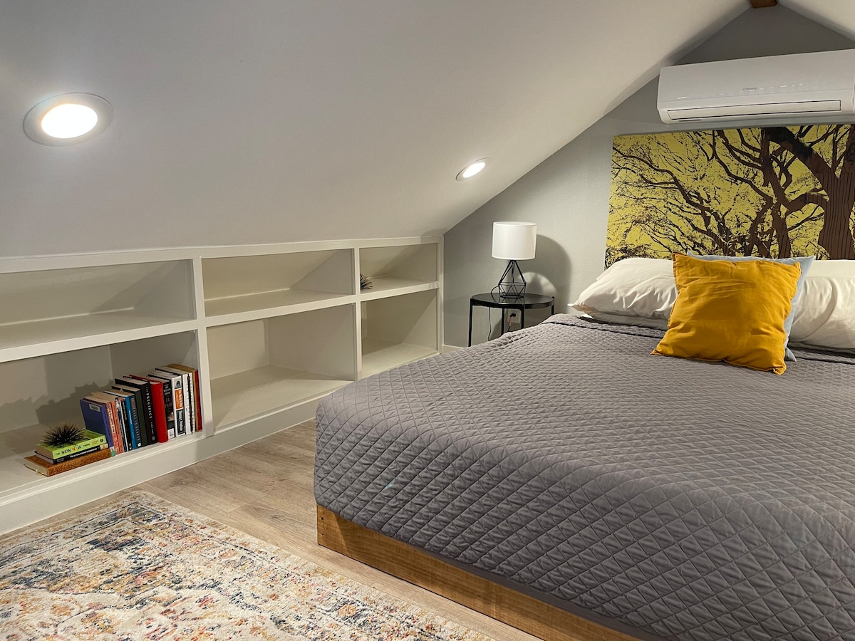 Stylish Studio - Loft Bed - Your Cozy City Haven